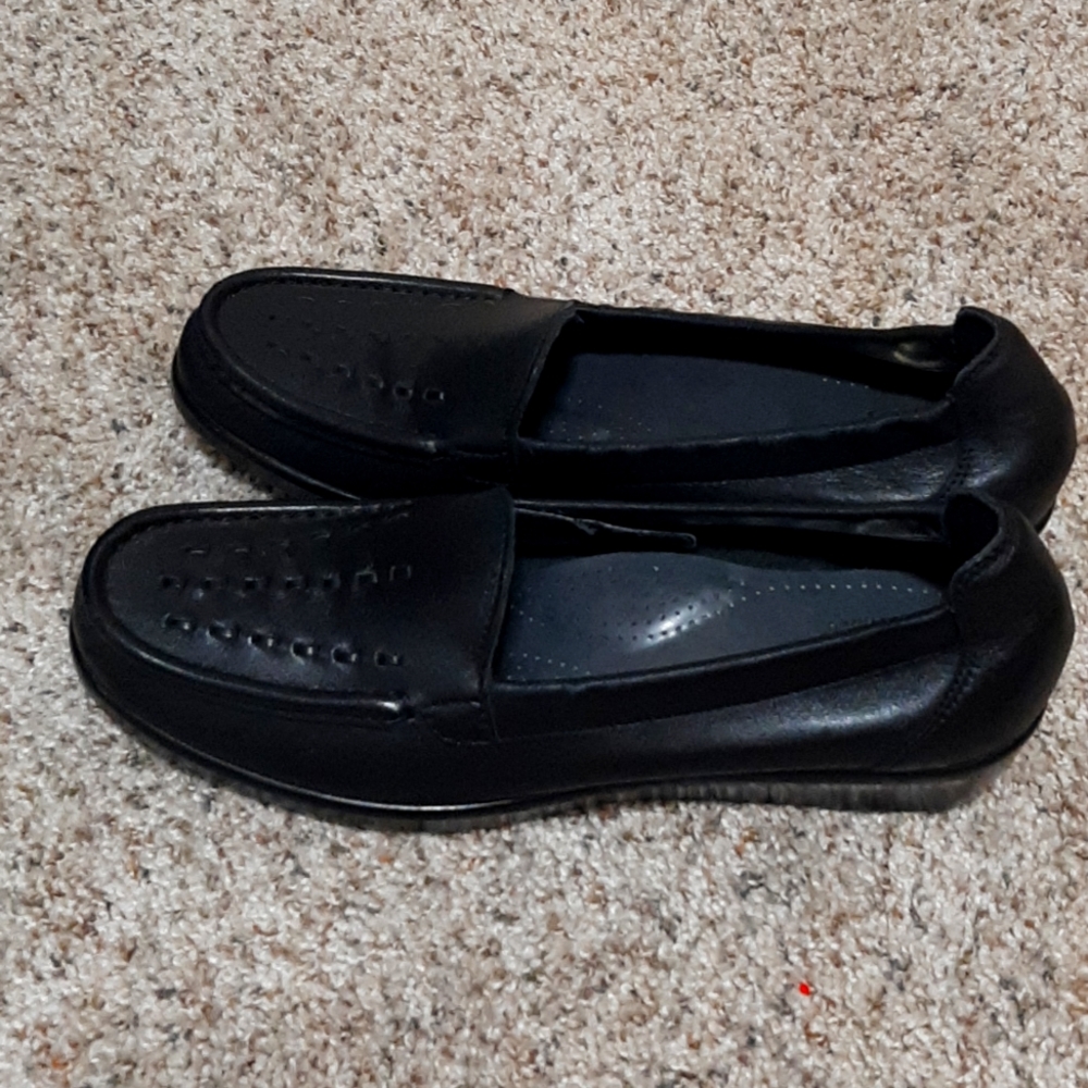 Tripad SAS never been worn! Great for business casual.